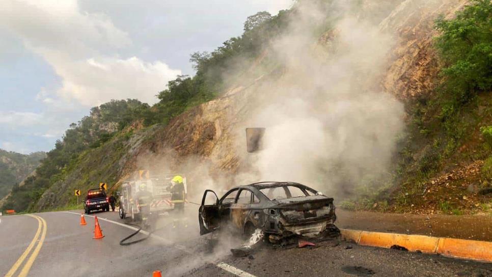 Vehículo termina calcinado sobre la Mazatlán-Durango