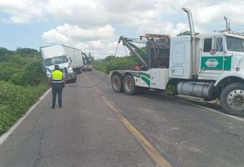 Chofer de tráiler “pestañea” y se desbarranca en la Mazatlán-Culiacán, por El Habal