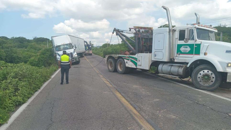 Chofer de tráiler "pestañea" y se desbarranca en la Mazatlán-Culiacán, por El Habal