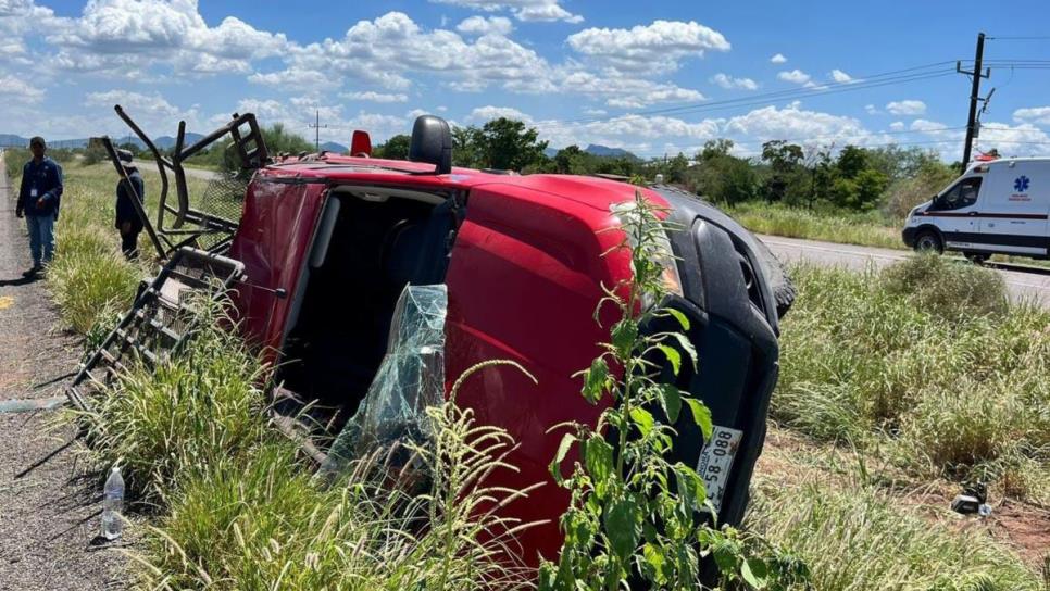 Vuelcan dos hombres en el valle del carrizo y terminan lesionados