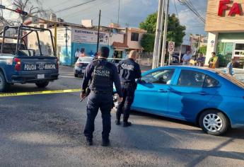 Motociclista pierde la vida tras chocar contra un vehículo y un camión urbano en Culiacán