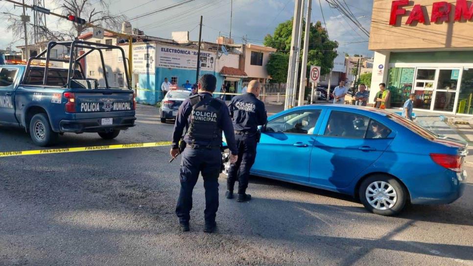 Motociclista pierde la vida tras chocar contra un vehículo y un camión urbano en Culiacán