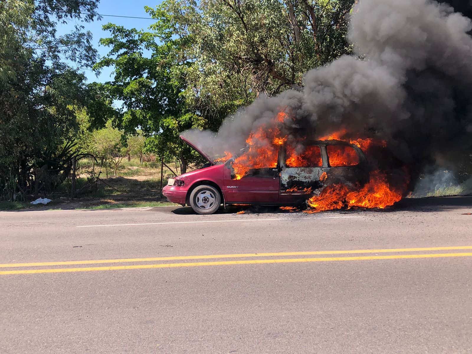 La camioneta en llamas.