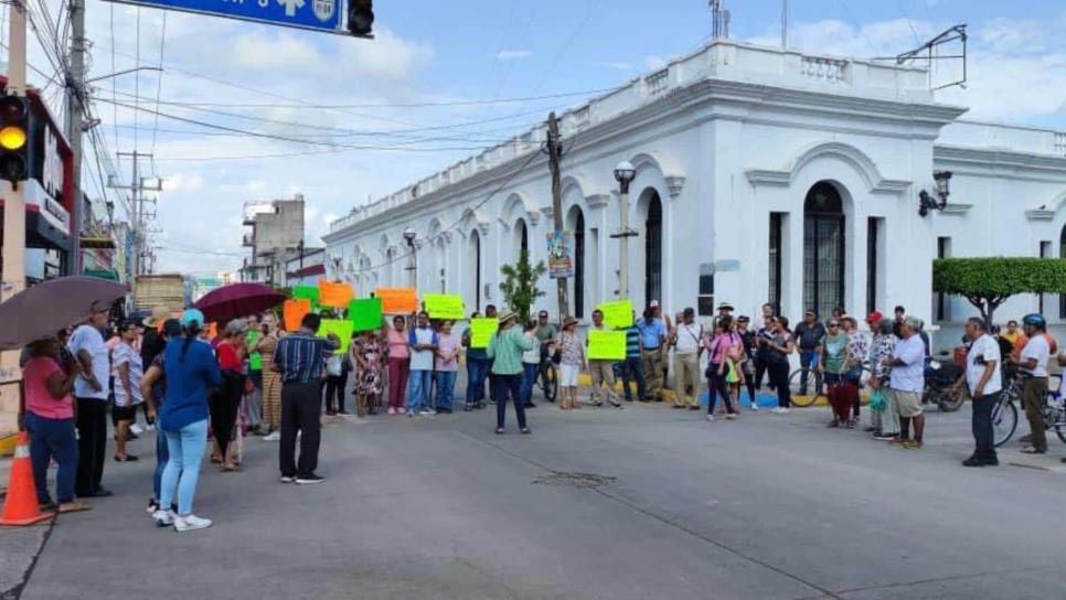 Vecinos de Escuinapa toman calles y exigen restablecimiento del agua potable