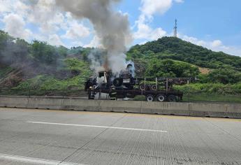 Tráiler se incendia con dos vehículos a bordo por la Mazatlán-Tepic cerca de Pradera Dorada 