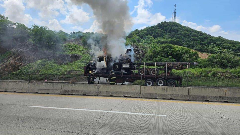 Tráiler se incendia con dos vehículos a bordo por la Mazatlán-Tepic cerca de Pradera Dorada 