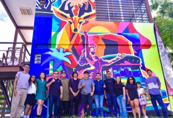 Artistas mazatlecos revitalizan edificios del Parque Lineal con murales a través de ExpresArte