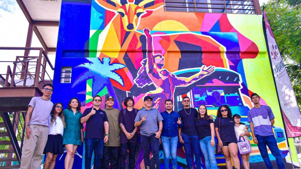 Artistas mazatlecos revitalizan edificios del Parque Lineal con murales a través de ExpresArte