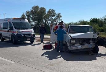 Choca una pareja contra una palmera en la carretera Los Mochis - Topolobampo 