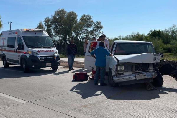 Choca una pareja contra una palmera en la carretera Los Mochis - Topolobampo 
