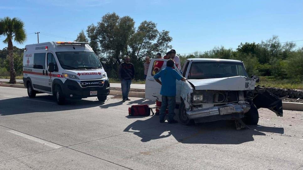 Choca una pareja contra una palmera en la carretera Los Mochis - Topolobampo 