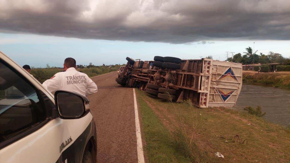 Vuelca torton cargado con 18 toneladas de maíz cerca de Cuatro Milpas, El Fuerte