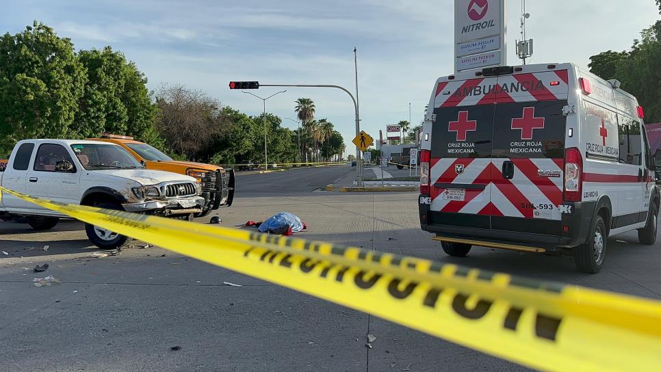 Motociclista se pasa un semáforo en rojo y se impacta contra una camioneta en Los Mochis; muere casi al instante