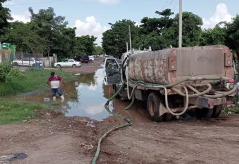 Desaguan calles en colonias de Los Mochis que se encharcaron tras recientes lluvias