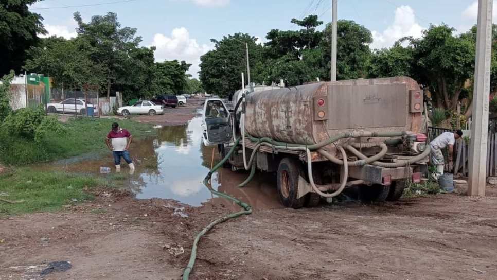 Desaguan calles en colonias de Los Mochis que se encharcaron tras recientes lluvias