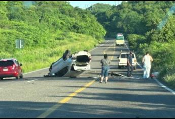 Volcadura deja un lesionado y daños materiales por miles de pesos al norte de Culiacán