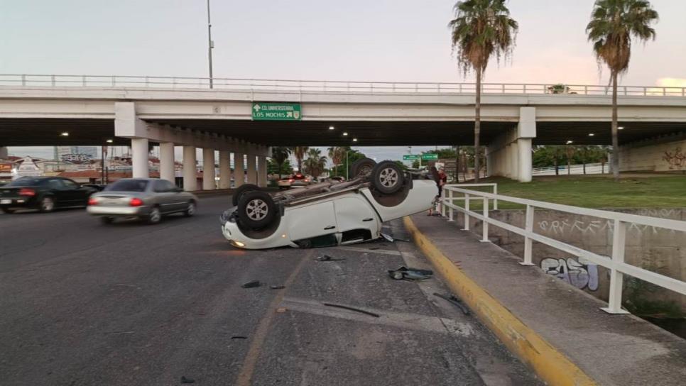 Conductor pierde el control de la unidad y vuelca en el distribuidor vial Humaya de Culiacán