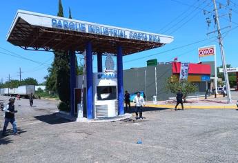 Hombres armados en patrulla clonada despojan camioneta en Culiacán