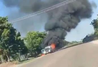 Por falla mecánica se quema un vehículo de Telmex en Culiacancito