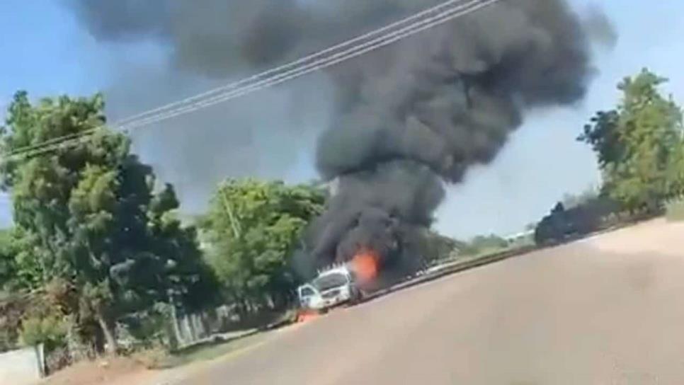 Por falla mecánica se quema un vehículo de Telmex en Culiacancito