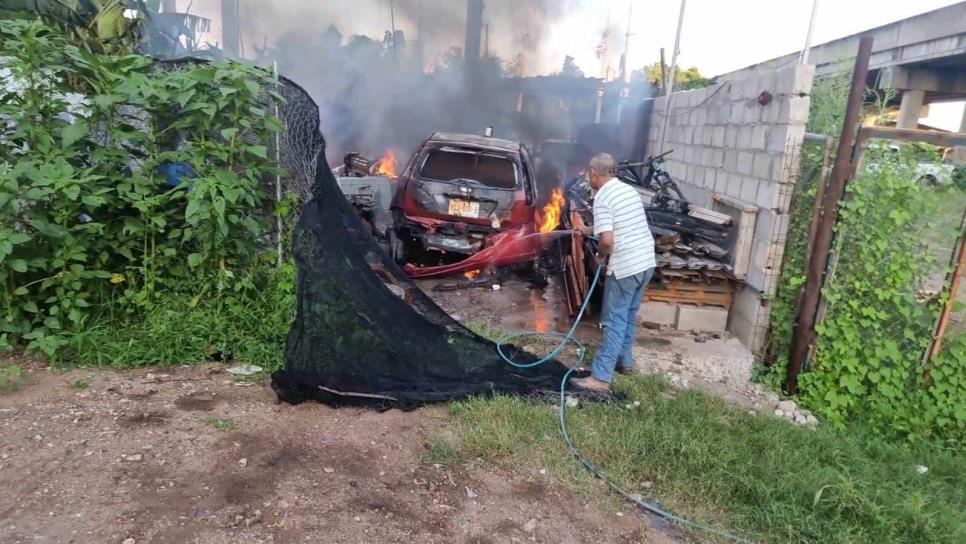 Se incendia vehículo durante este martes al sur de Culiacán