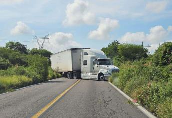 Civiles armados bloquean caminos de San Ignacio con trailers; bajan a choferes y les balean las llantas