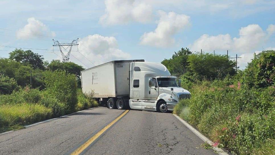 Civiles armados bloquean caminos de San Ignacio con trailers; bajan a choferes y les balean las llantas