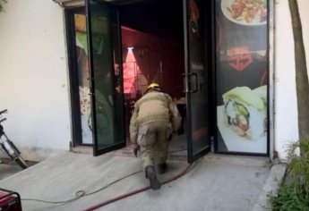 Flamazo arrasa con la cocina de un restaurante de sushi en Guamúchil