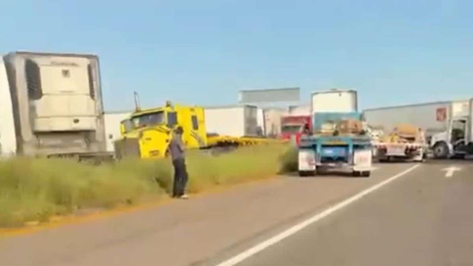 Por enfrentamientos al sur de Culiacán, vehículos detienen su camino en carreteras Mazatlán-Culiacán