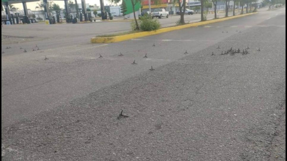 Amanece Elota con ponchallantas en la salida norte hacia Culiacán 