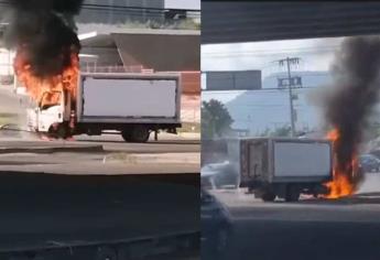 Queman dos carros en el cruce de la avenida Álvaro Obregón y La Costerita al sur de Culiacán