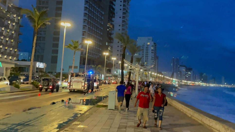 Por tomarse una foto, joven cae a zona rocosa en playa de Mazatlán