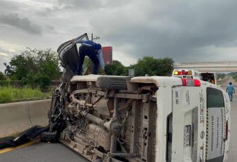 Choca y vuelca camioneta en la carretera Mazatlán-Culiacán en el km 10