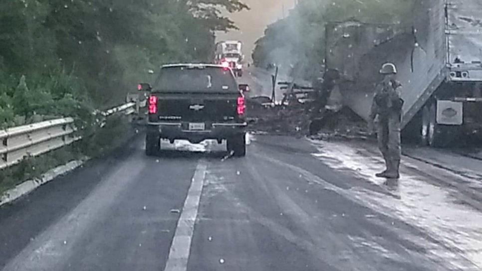 Reestablecen la circulación en la carretera Mazatlán-Durango tras bloqueo por civiles armados