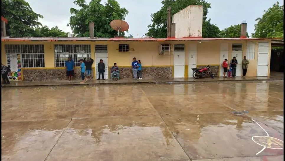 Por afectaciones de Ileana, 170 personas acuden a refugios en el norte de Sinaloa