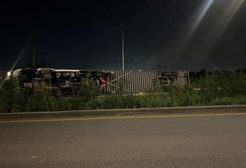 Vehículo choca y se incendia luego de que un tráiler volcara sobre La Costerita, en Culiacán