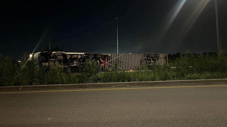 Vehículo choca y se incendia luego de que un tráiler volcara sobre La Costerita, en Culiacán