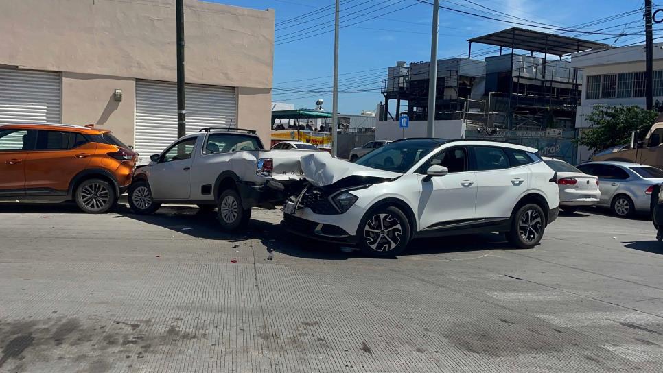 Conductor borracho provoca carambola de vehículos frente a Jumapam en Mazatlán