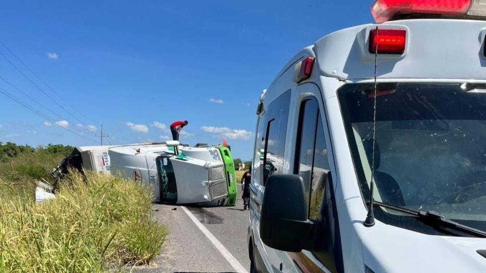 Tráiler sufre volcadura en El Carrizo, Ahome; conductor resulta ileso