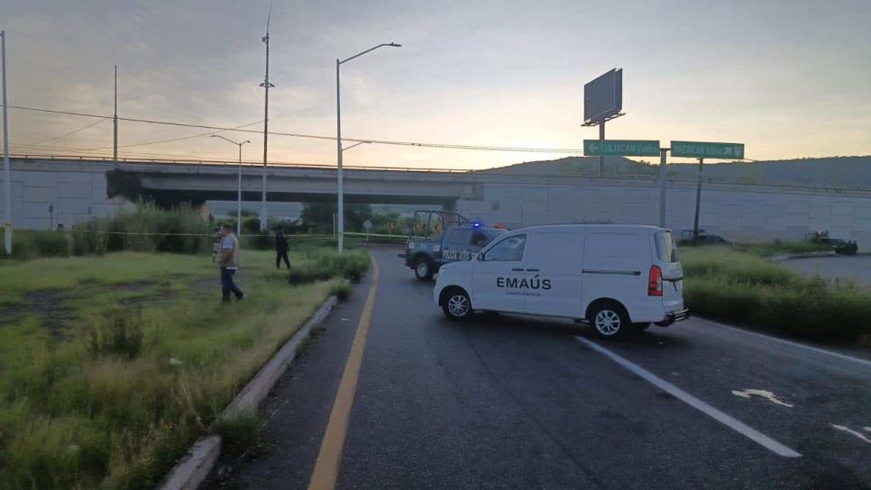 Encuentran asesinados a tres hombres y a una mujer al sur de Culiacán; dos de ellos están decapitados