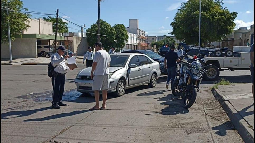 Detienen a sujeto tras choque múltiple e intento fallido de robo de otro carro en Los Mochis