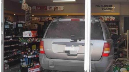 Conductor abandona camioneta tras incrustarla dentro de un OXXO en Guasave