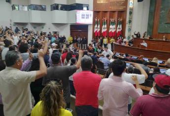 Universitarios se manifiestan en el Congreso del Estado; claman contra la reforma a la Ley Orgánica de la UAS 