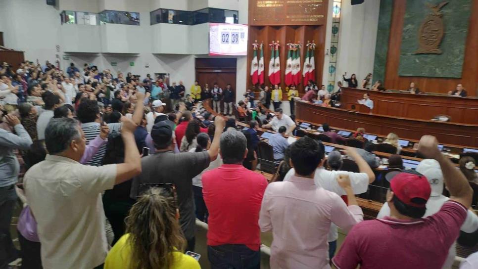 Universitarios se manifiestan en el Congreso del Estado; claman contra la reforma a la Ley Orgánica de la UAS 