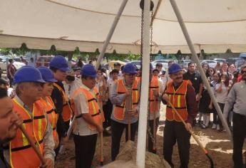 Rocha Moya coloca la primera piedra del Aula Digital en primaria de Sinaloa Municipio