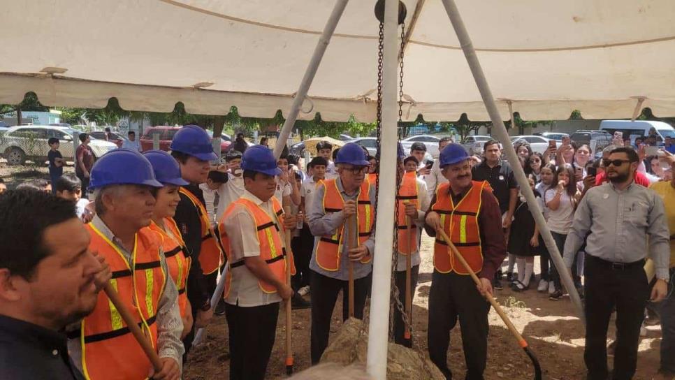 Rocha Moya coloca la primera piedra del Aula Digital en primaria de Sinaloa Municipio