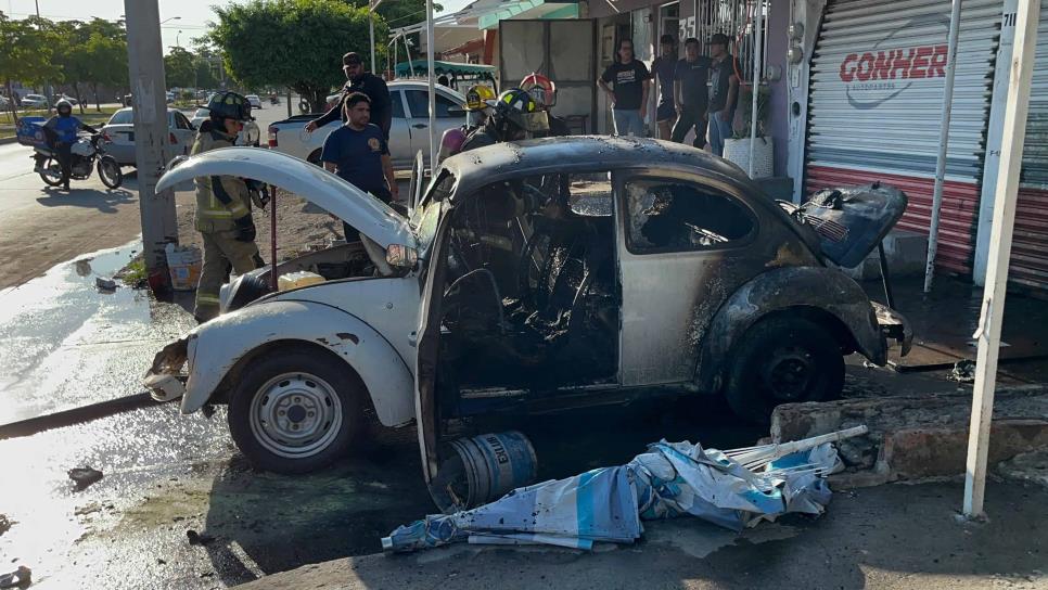 Falla eléctrica genera incendio en vocho en taller de Mazatlán