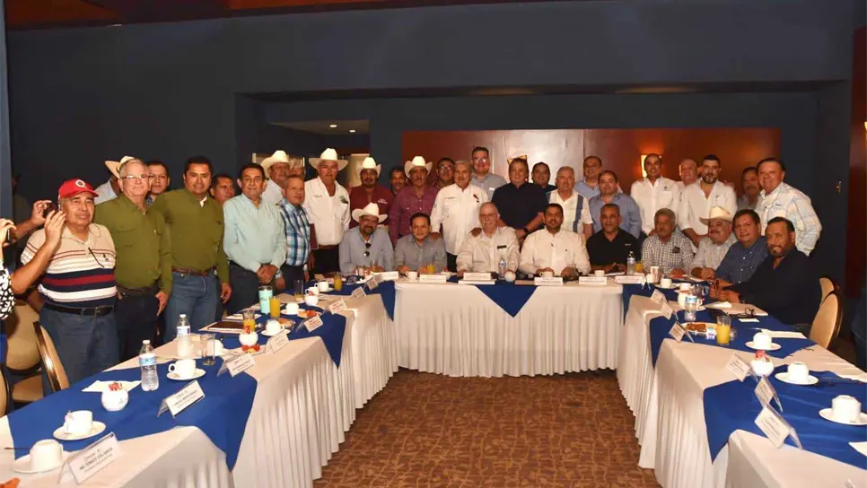 Productores de Sinaloa junto a Julio Berdegué. FOTO: Cortesía