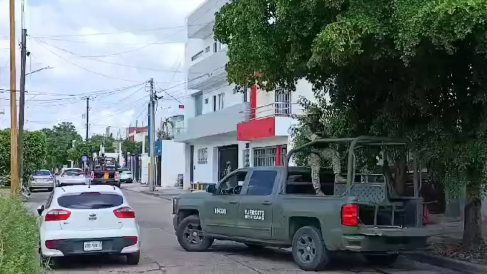 Militares revisan departamentos en la colonia Burócrata, al norte de Culiacán