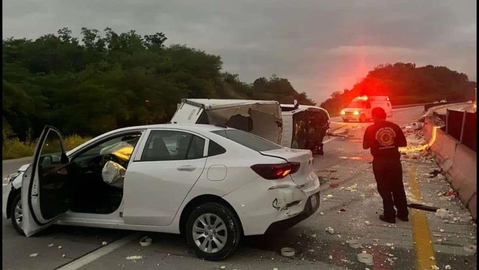 Conductor "pestañea" y vuelca tras chocar en el libramiento Mazatlán-Culiacán